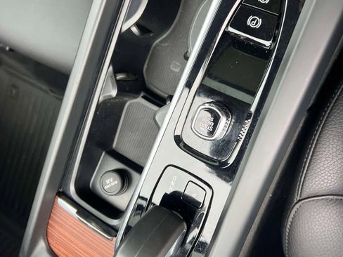 Used 2023 Volvo XC60 B5 Plus image 21