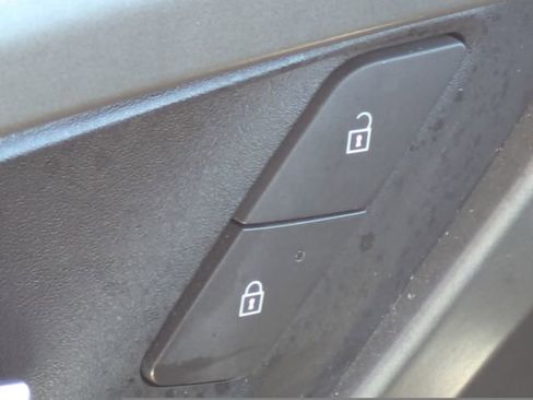 Used 2025 Chevrolet Traverse LT image 22