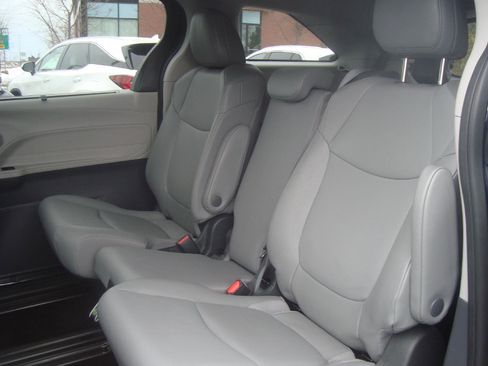 Used 2024 Toyota Sienna XLE image 22