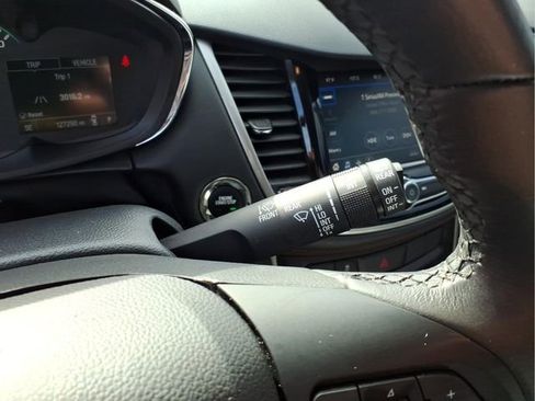 Used 2021 Chevrolet Trax LT w/ LT Convenience Package image 19