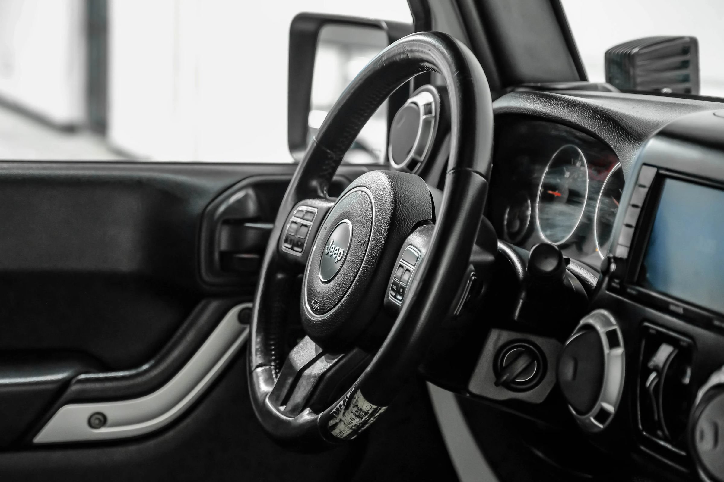 Used 2015 Jeep Wrangler Unlimited Rubicon w/ Connectivity Group AWD/4WD image 17