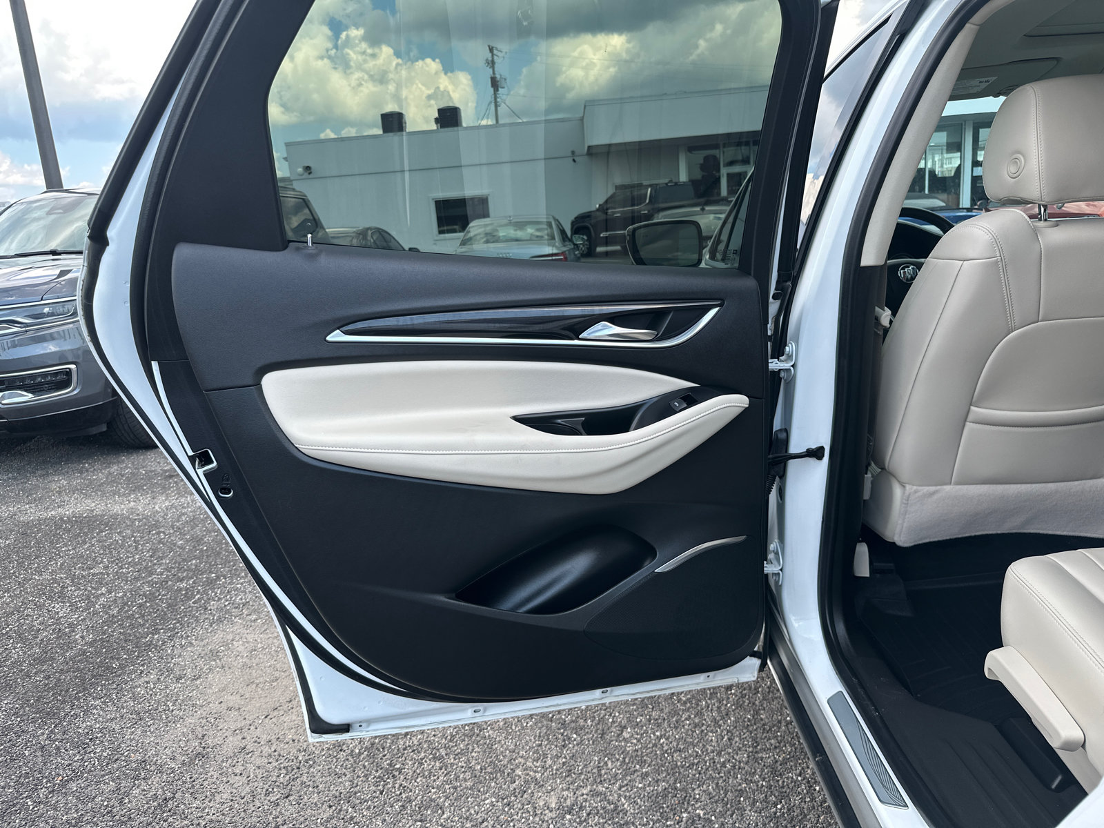 Used 2022 Buick Enclave Essence w/ Experience Buick Package FWD image 13
