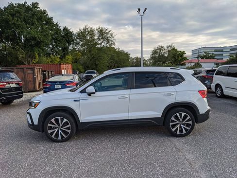 Certified 2023 Volkswagen Taos SE image 2