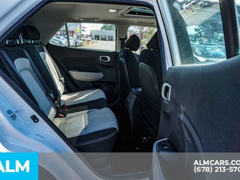 Used 2025 Hyundai Venue SEL image 21