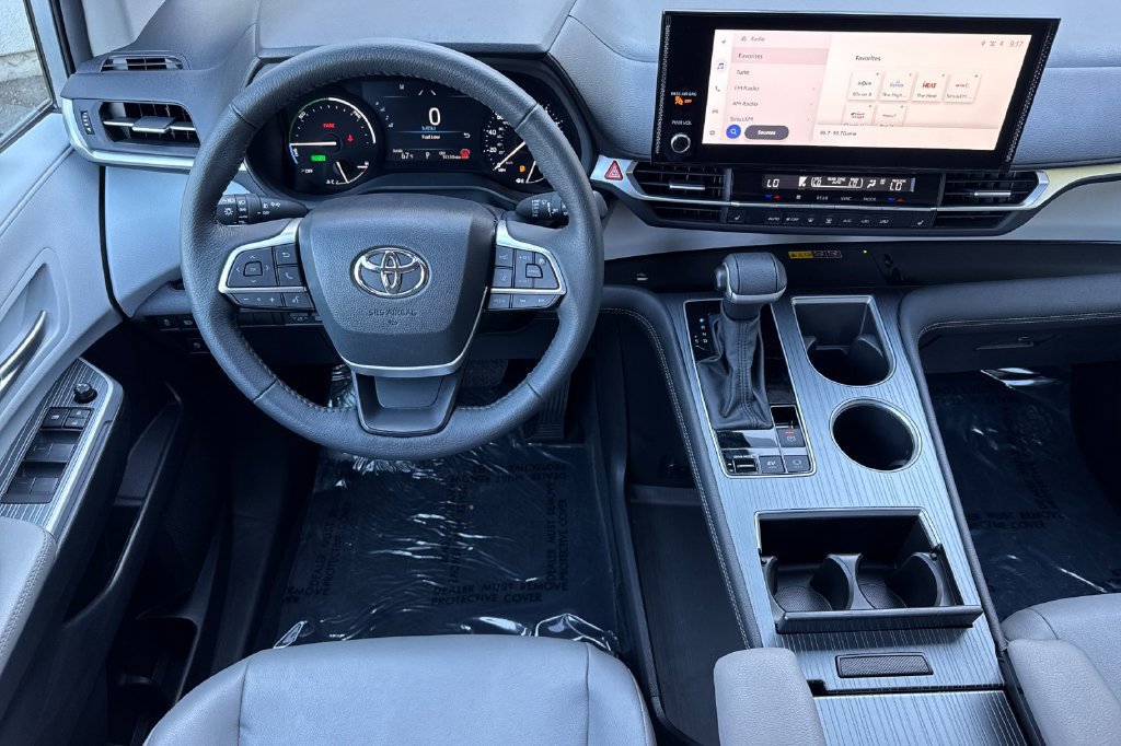 Certified 2025 Toyota Sienna XLE FWD image 13