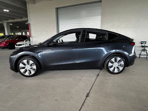 Used 2024 Tesla Model Y Long Range AWD/4WD image 2