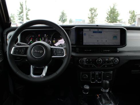 Used 2025 Jeep Wrangler Unlimited Sahara AWD/4WD image 16