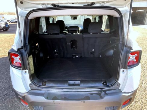 Certified 2022 Jeep Renegade Latitude w/ Convenience Group image 9