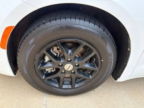 Used 2022 Chrysler Pacifica Touring-L FWD image 11