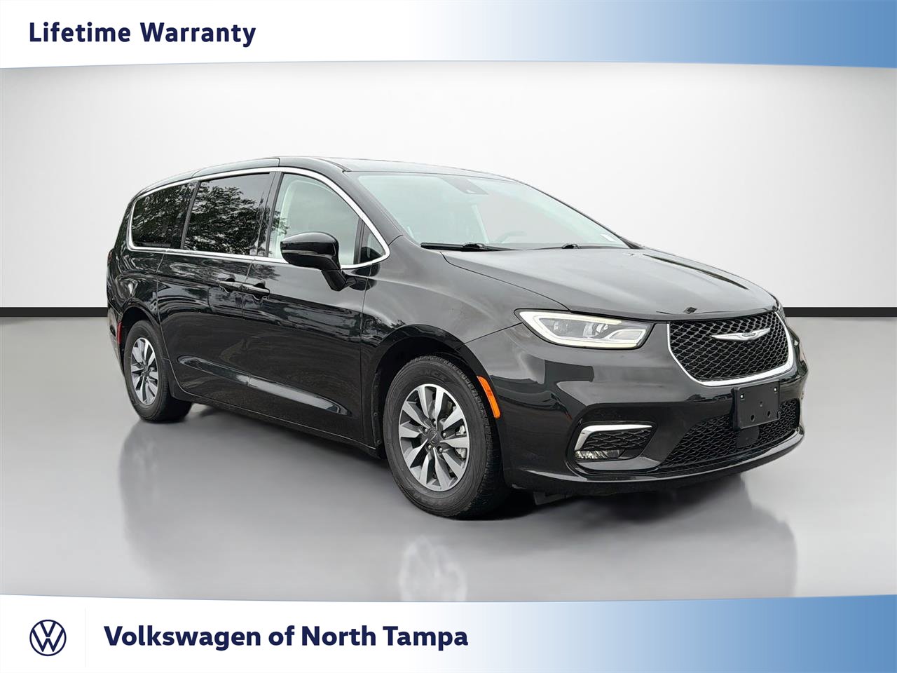 Used 2024 Chrysler Pacifica Limited FWD image 1