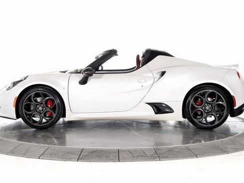 Used 2019 Alfa Romeo 4C Spider RWD image 2
