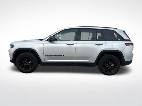 Used 2024 Jeep Grand Cherokee Altitude AWD/4WD image 6