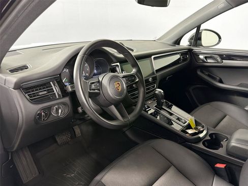 Certified 2025 Porsche Macan AWD/4WD image 4