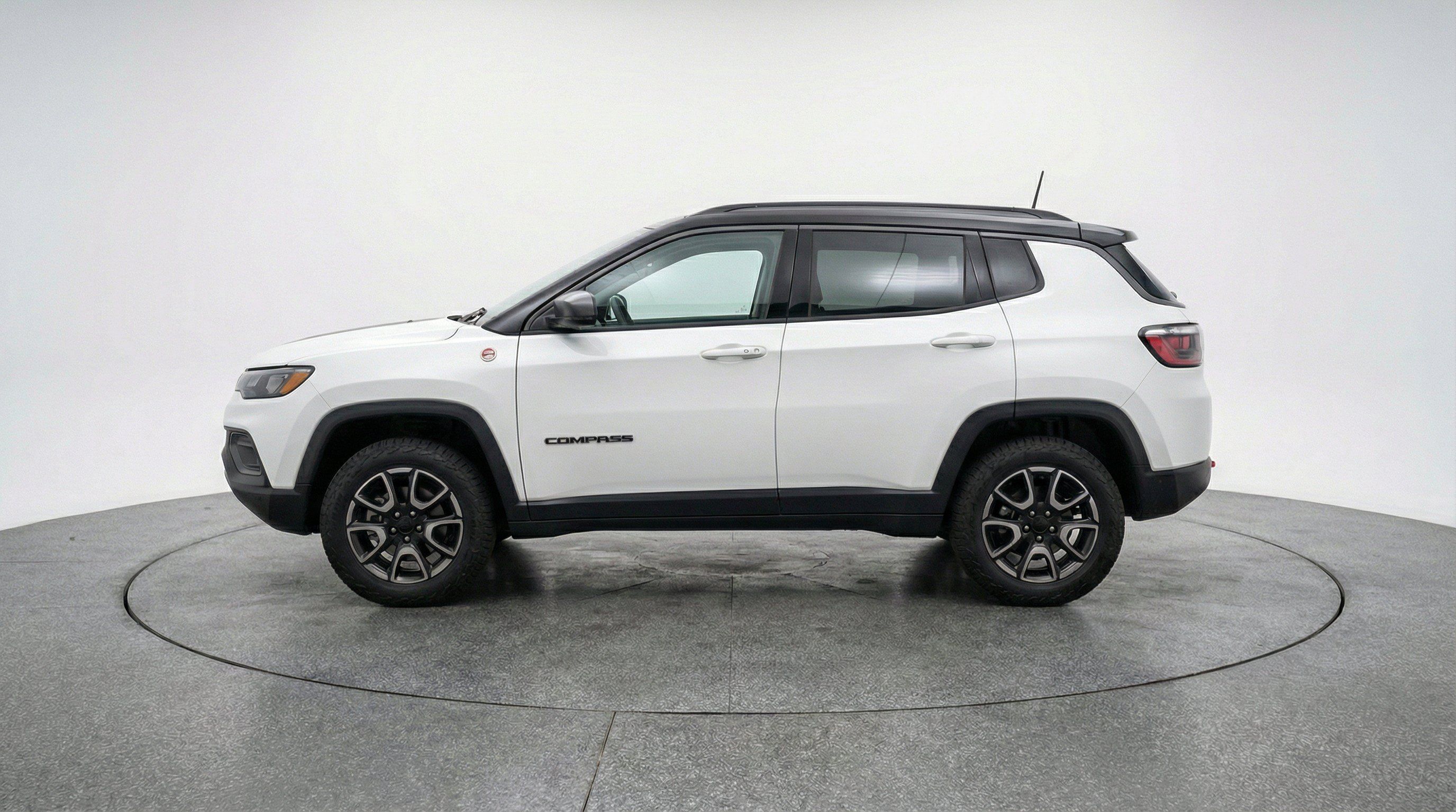 Used 2025 Jeep Compass Trailhawk AWD/4WD image 5