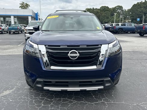 Used 2025 Nissan Pathfinder Platinum image 3