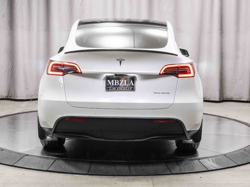 Used 2022 Tesla Model Y Long Range AWD/4WD image 3