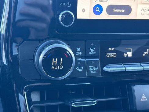 Used 2025 Toyota Highlander LE image 29