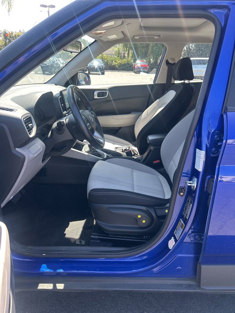Used 2025 Hyundai Venue SEL FWD image 8