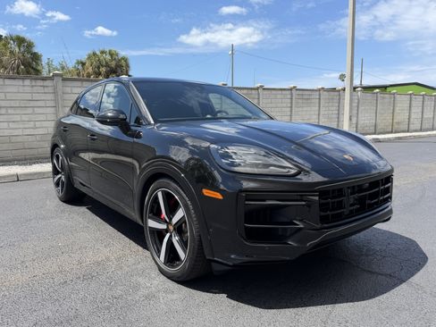 Certified 2025 Porsche Cayenne GTS AWD/4WD image 8