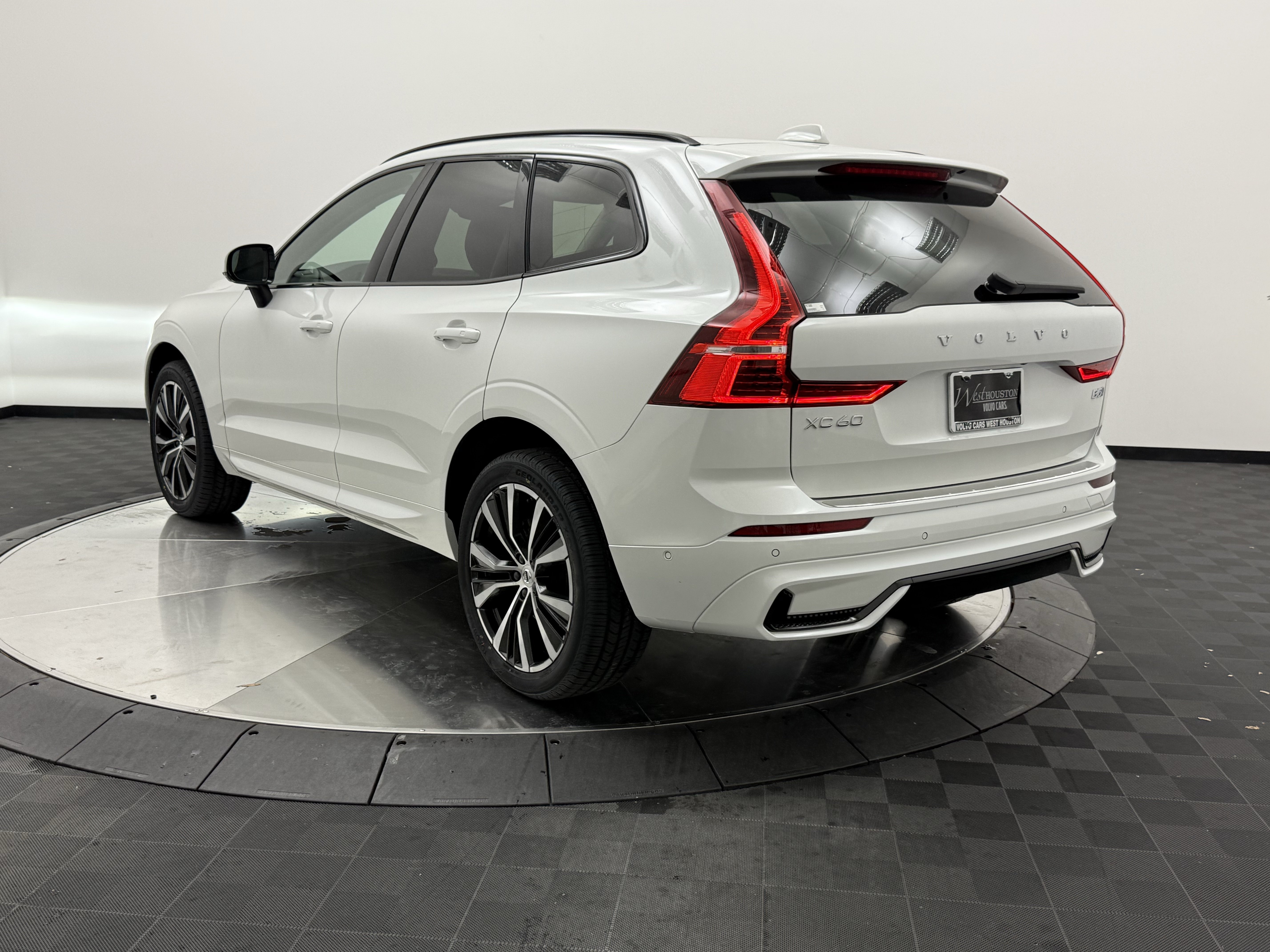 Certified 2024 Volvo XC60 B5 Plus w/ Protection Package Premier AWD/4WD image 5