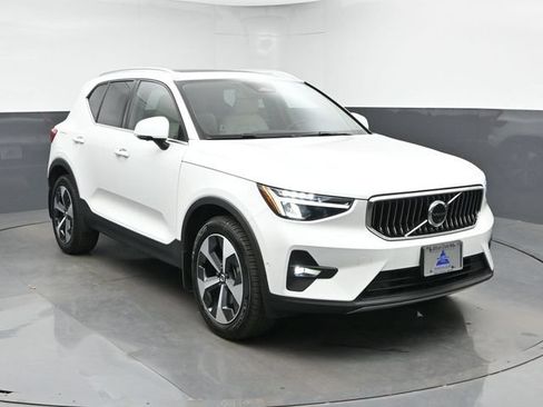 Used 2023 Volvo XC40 B5 Plus w/ Driver Assist Package AWD/4WD image 2
