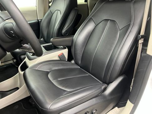 Used 2024 Chrysler Pacifica Touring-L FWD image 18