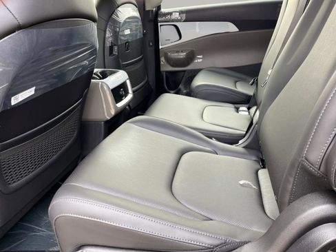 New 2026 Kia Carnival LXS image 21