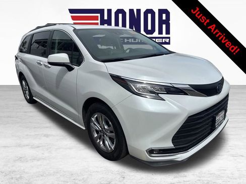 Used 2022 Toyota Sienna XLE w/ XLE Plus Package FWD image 1