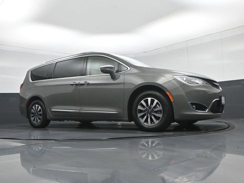 Used 2020 Chrysler Pacifica Limited w/ Advanced Safetytec Group image 70