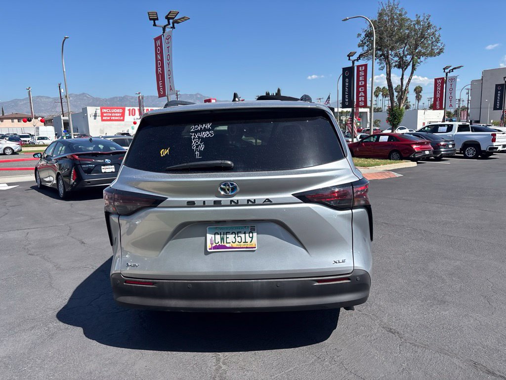 Used 2025 Toyota Sienna XLE FWD image 5