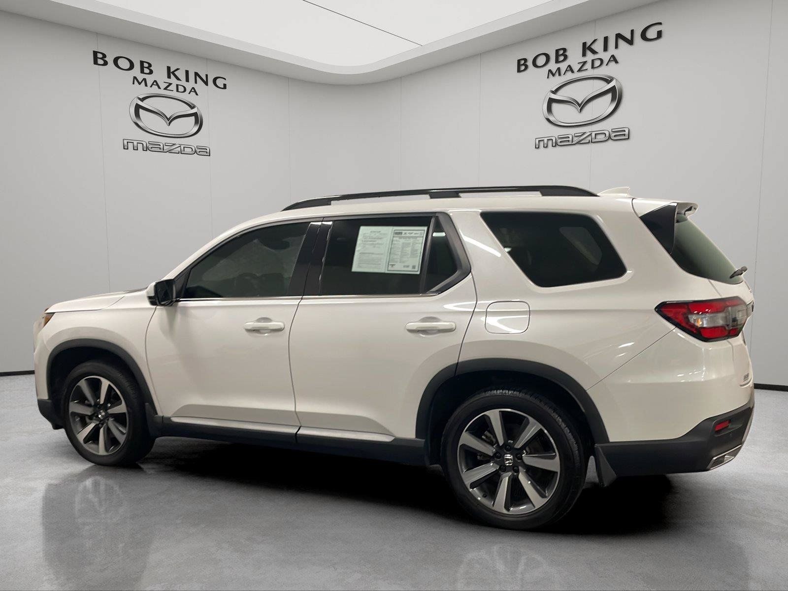 Used 2025 Honda Pilot Touring image 3