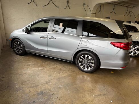 Used 2024 Honda Odyssey EX-L image 2