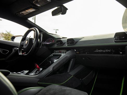 Used 2021 Lamborghini Huracan EVO image 39