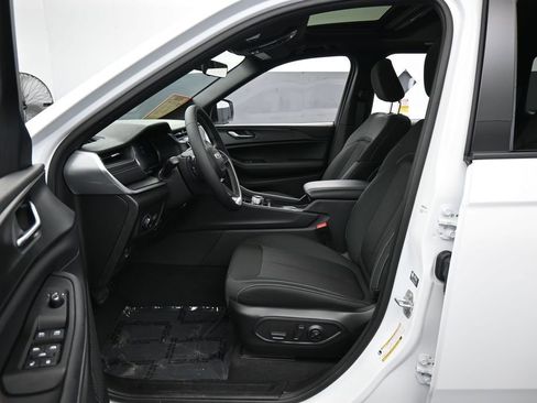 Used 2025 Jeep Grand Cherokee Laredo X RWD image 11