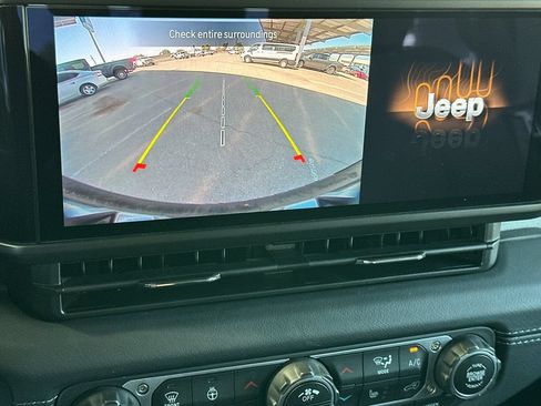 Used 2025 Jeep Wrangler Unlimited Sahara AWD/4WD image 18