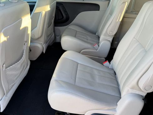 Used 2013 Chrysler Town & Country Touring-L w/ Driver Convenience Group image 15