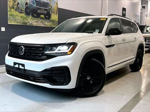 Used 2023 Volkswagen Atlas SEL R-Line AWD/4WD image 3
