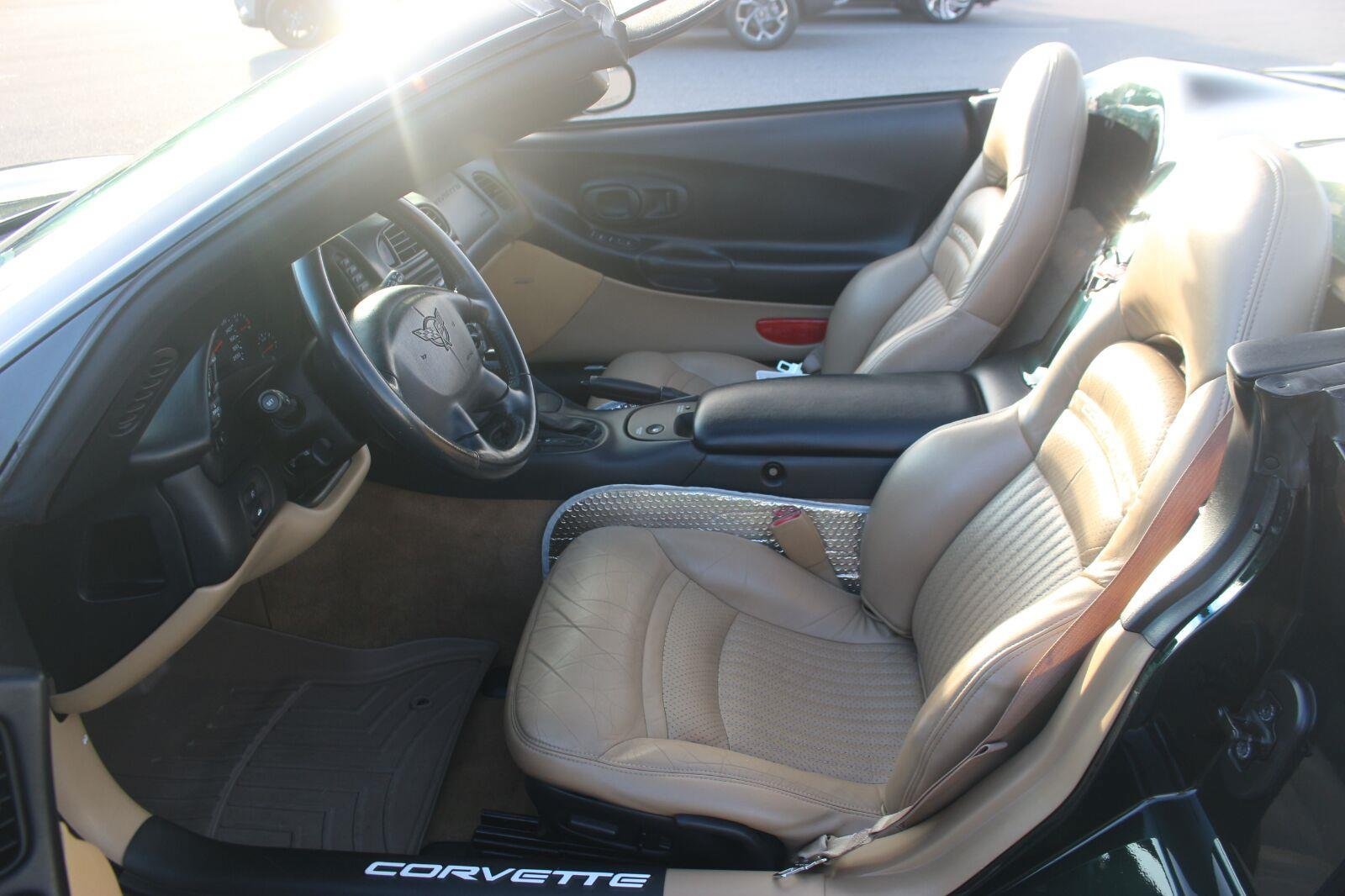 Used 2000 Chevrolet Corvette Convertible w/ Performance Handling Pkg RWD image 13