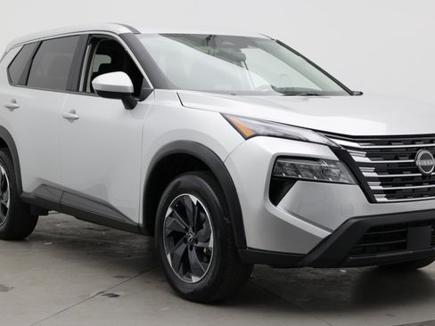 Used 2025 Nissan Rogue SV AWD/4WD image 3