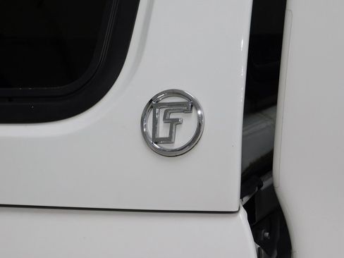 Used 2017 Nissan Titan SV image 10