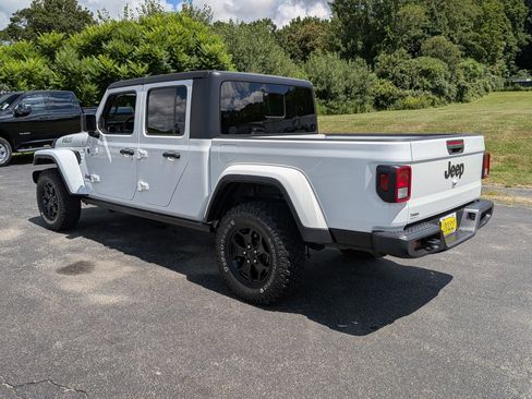 Certified 2022 Jeep Gladiator Willys image 6