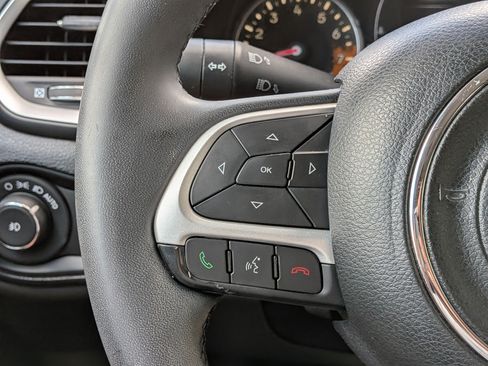 Used 2018 Jeep Renegade Latitude FWD image 22