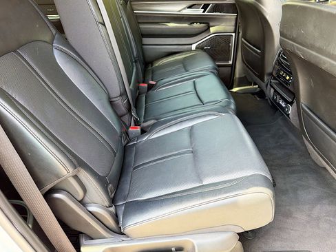 Used 2024 Jeep Wagoneer L Series II w/ Flexible Seating Group RWD image 18