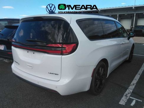 Used 2025 Chrysler Pacifica Limited FWD image 2