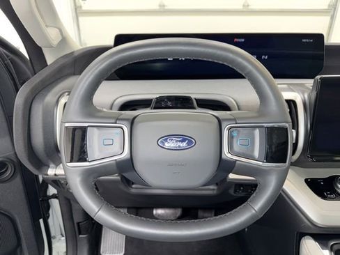 Used 2025 Ford Expedition Active image 16