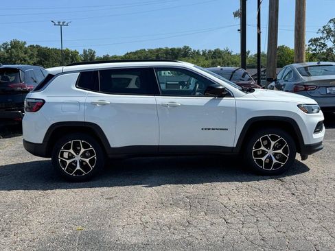 Used 2024 Jeep Compass Latitude AWD/4WD image 2