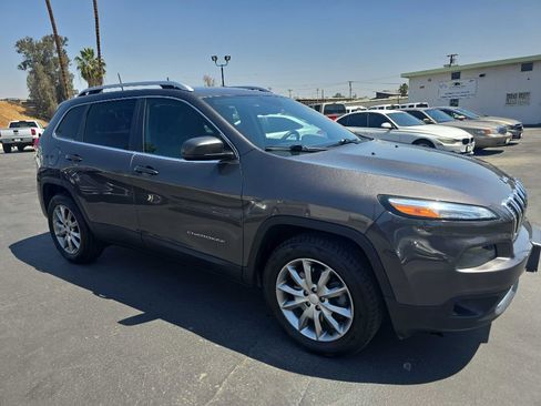 Used 2018 Jeep Cherokee Limited AWD/4WD image 3