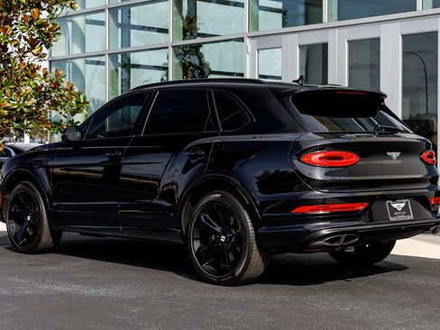 Used 2022 Bentley Bentayga image 3