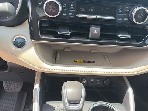 Used 2025 Toyota Highlander XLE AWD/4WD image 12