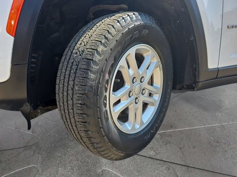 Used 2022 Jeep Grand Cherokee Laredo w/ Luxury Tech Group I AWD/4WD image 32